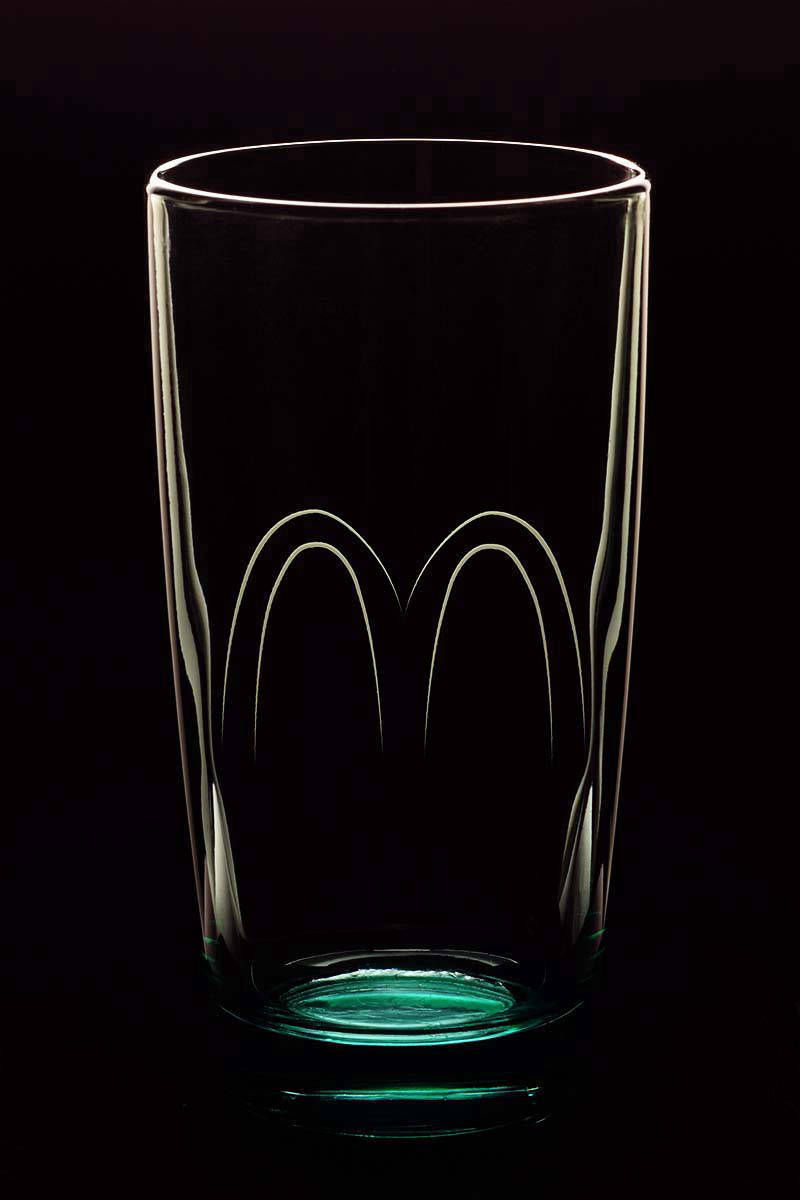 Стеклянный стакан на чёрном фоне