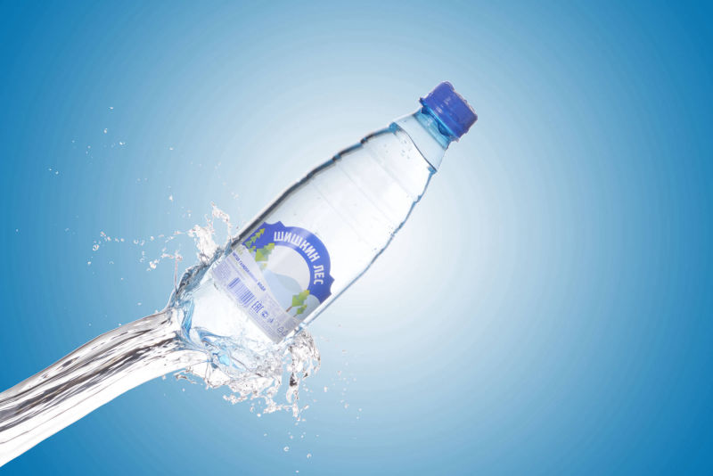 Рекламное фото бутылки воды в брызгах